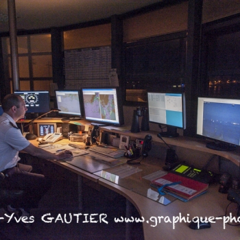 Photos du poste de contrôle de la navigation dans un port