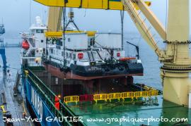 Reportage photo sur le chargement de pousseurs sur un navire Jumbo