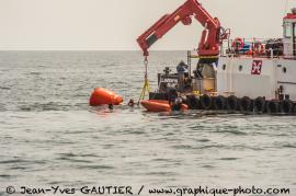 Reportage photo sur la mise à l'eau d'un câble sous-marin.