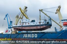 Reportage photo sur le chargement de pousseurs sur un navire Jumbo